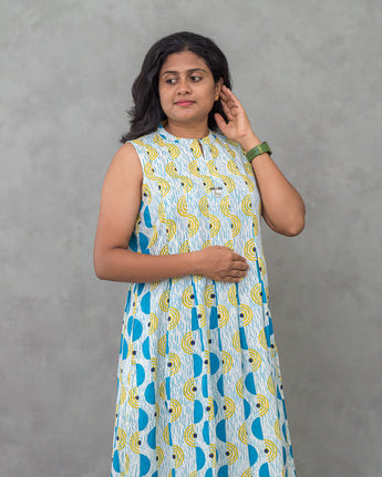 A women wearing collored printed a-line cotton kurti on a grey background