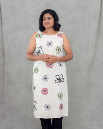 A women wearing printed white kurti on a grey background