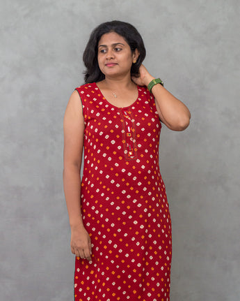 A women wearing tie and dye red color cotton kurti on a grey background