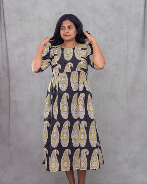 Women wearing a charcoal gray patterned kurti in a gray background